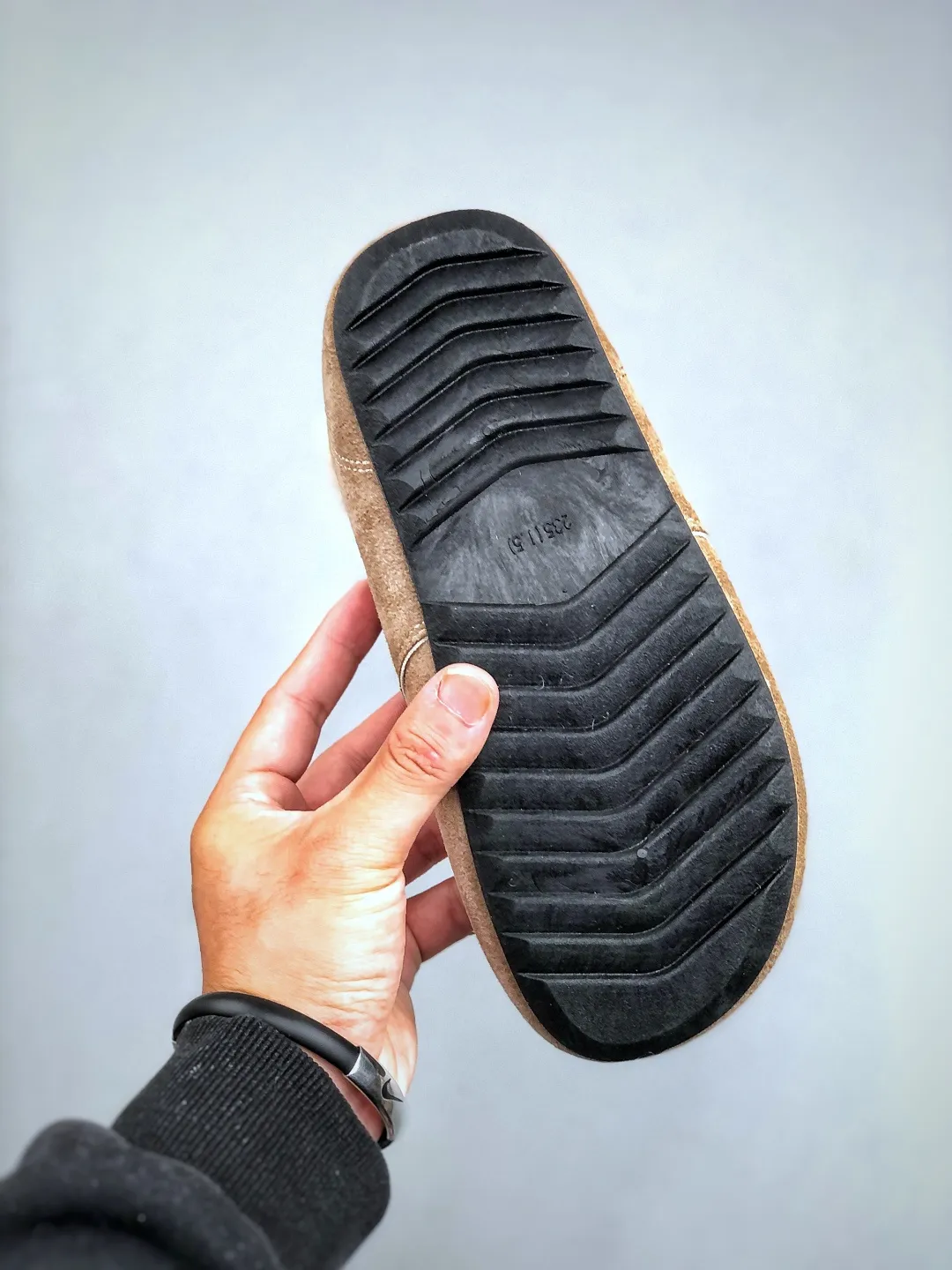 💰260 supports store Z UGG2025ss official website latest hanni thick sole, I love it so much, and it is very light and easy to wear. When paired with socks, it has a super sweet girly feel. Dopamine color, full of vitality, really super girl ~ fall in love at a glance, original upper material, original outsole, soft and comfortable on the feet, versatile, long legs in seconds, a must-have summer item Code number: 35-40